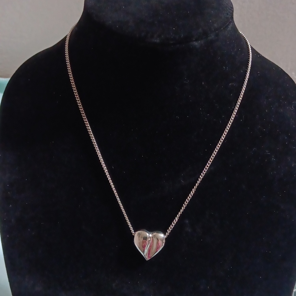 Avon silver floating heart necklace 19"